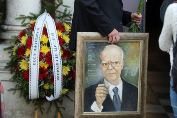 Десетки изпратиха в последния му път проф Юлиан Вучков Близки