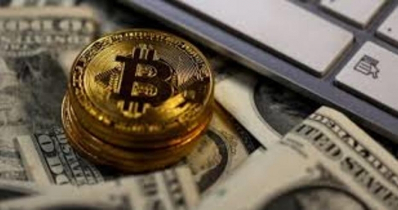 Биткойнът се обезцени в сряда под границата от 7000 долара