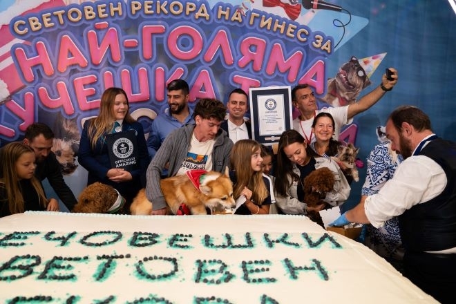 България влезе в рекордите на Гинес с най-голямата кучешка торта в света