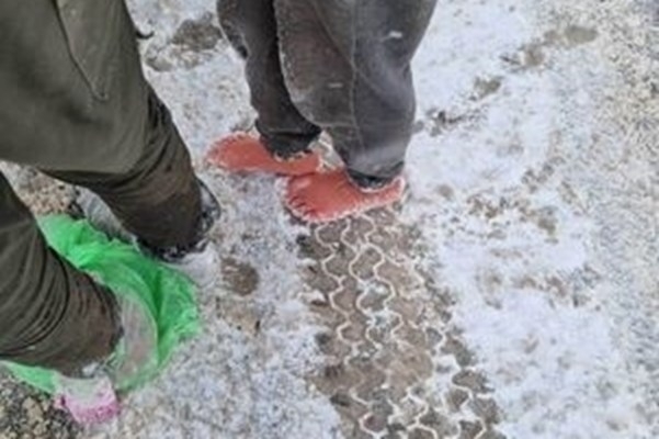 Гранични полицаи спасиха от измръзване баща и дете в района