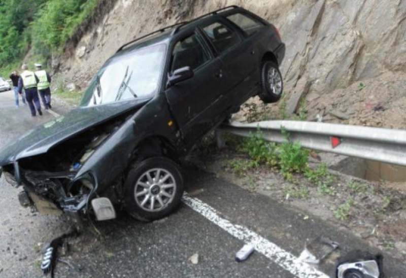 Дядо се заби с колата си в крайпътен скат във