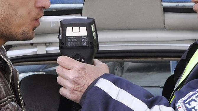 Полицаи са хванали двама пияни зад волана във Врачанско съобщиха