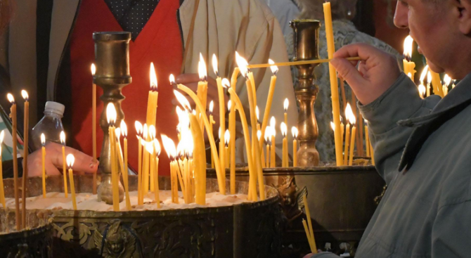 Днес е Петдесетница - един от най-големите православни празници. Той