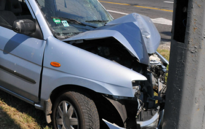 Добре почерпен мъж се заби с колата си в стълб