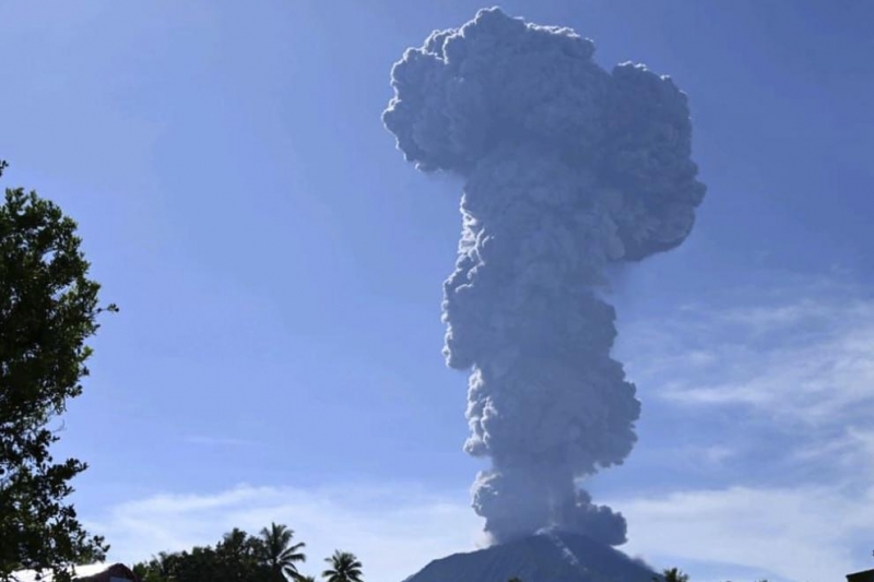 Вулканът Ибу в източна Индонезия изригна, като в продължение на