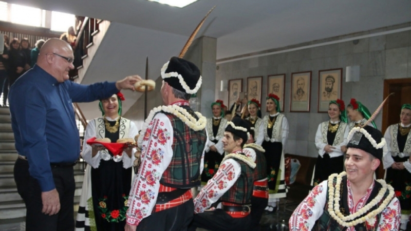 Коледарски песни огласиха в утрото на Игнажден сградата на община