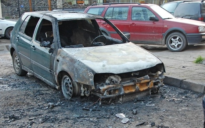 Лек автомобил Фолксваген Голф се е запалил в събота съобщиха от