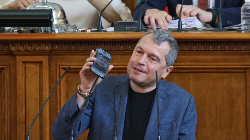 Напрежение между депутатите в пленарна зала след като изненадващо в