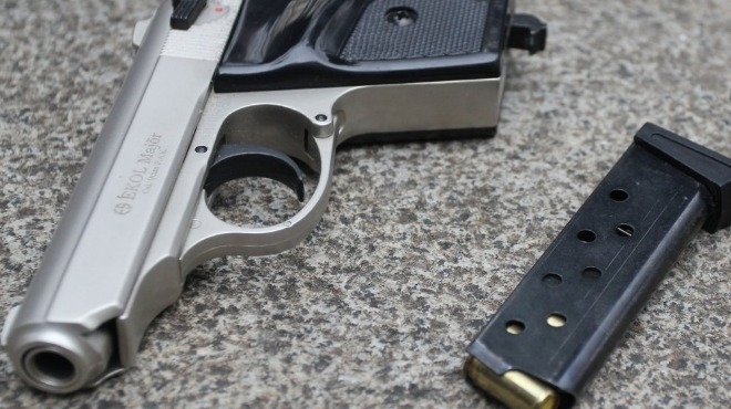 Полицаи спипаха момче с две оръжия в Кюстендил При оперативни действия