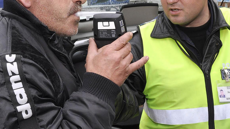 За добро утро! Заловиха пиян до козирката да юрка колата си из Козлодуй, взеха му я