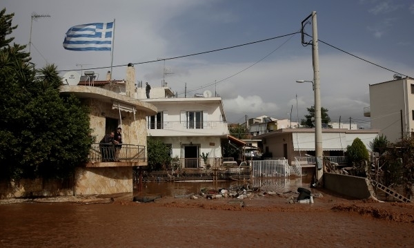 Затворени училища наводнени улици паднали дървета и свлачища в много