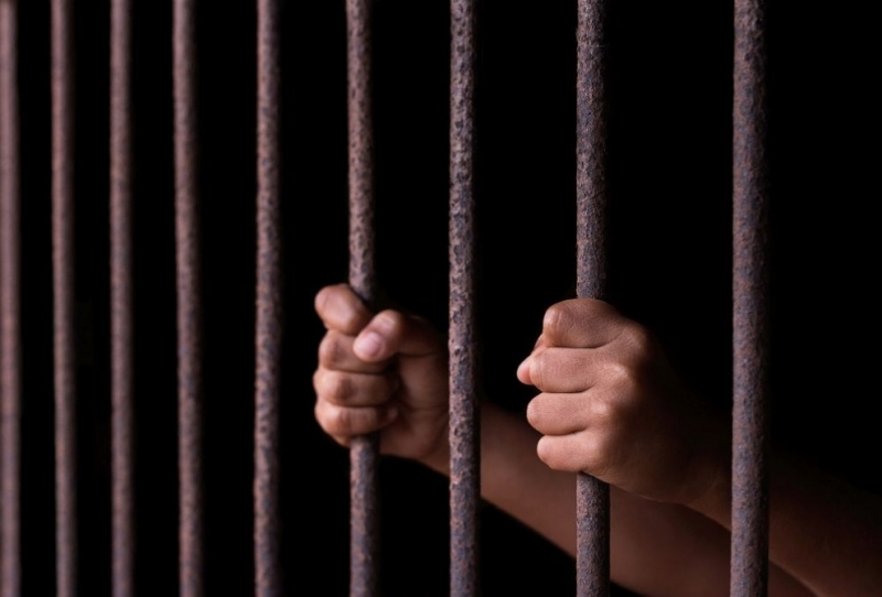 Дубайски съд наказа с три месеца затвор британец обвинен че е пипнал друг мъж
