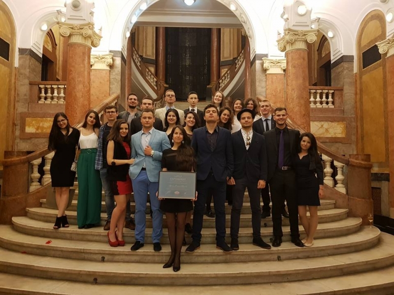 Кристина Валериева и Велла Николова от випуск 2014 на ППМГ