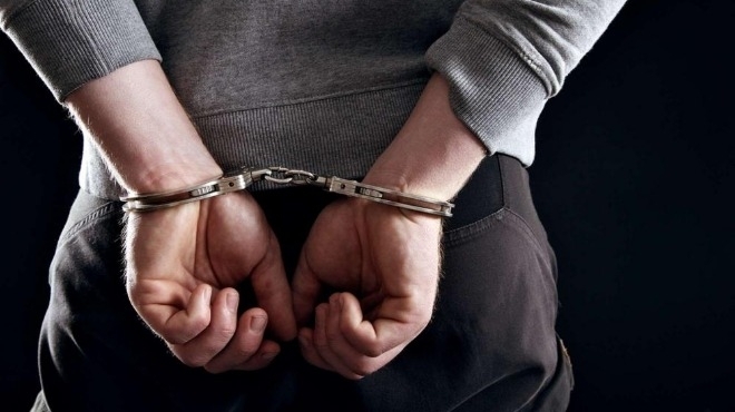 Задържаха 59 годишен мъж непосредствено след продажба на фалшиви здравни документи на работещи