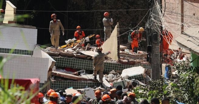 Две шестетажни сгради рухнаха вчера в Рио де Жанейро в района Музема Петима души са загинали