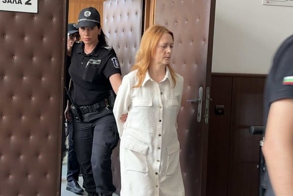 Над 1 млн. лева намерени в дома на пловдивските лекари, продавали метадон /снимки/