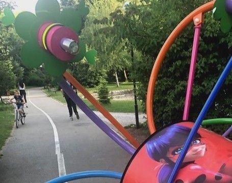 Детска люлка тип въртележка в Гоце Делчев се чупи докато в