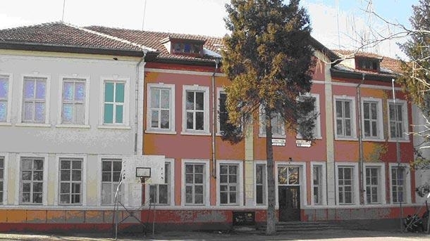 Пред финал са основните ремонти на покривите на две големи