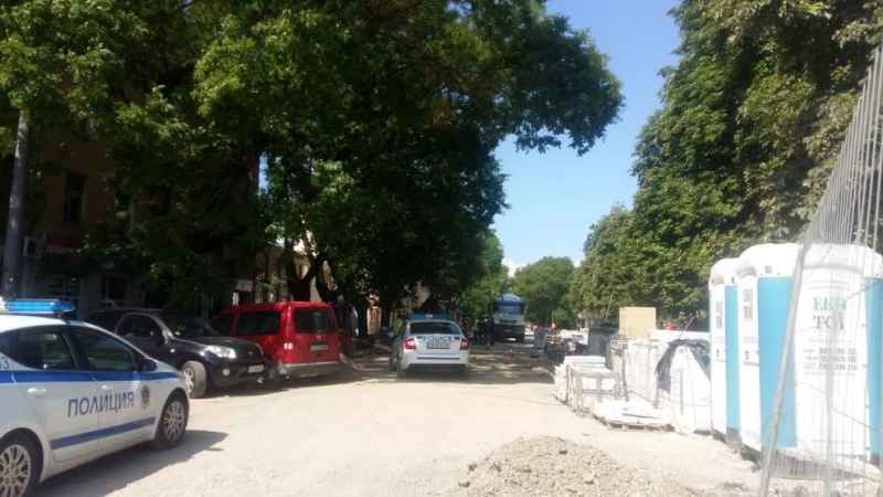 Строителна машина блъсна работник на участък от пешеходната зона в