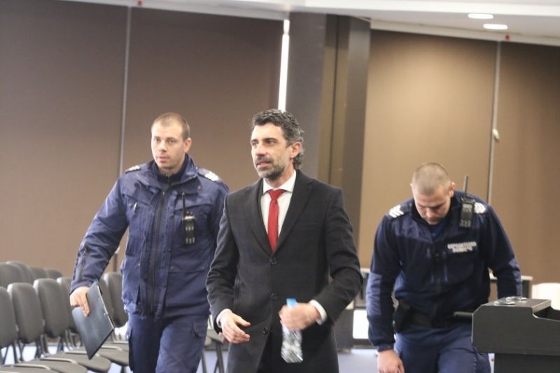 Петима полицаи пристигнаха в НДК около 13 часа днес по