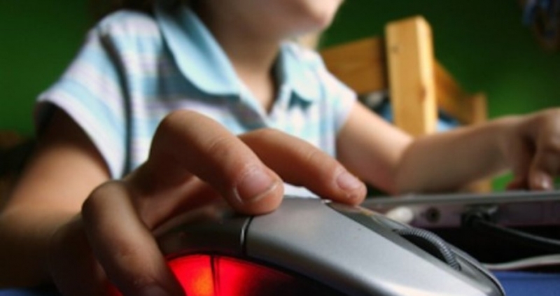 Близо 93 от българските деца използват интернет всеки ден сочи
