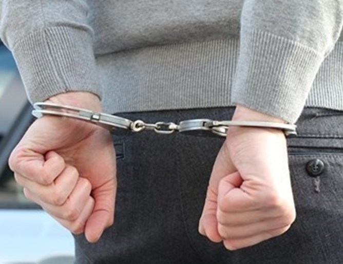 Румънски полицай който бе обвинен в сексуално посегателство срещу две