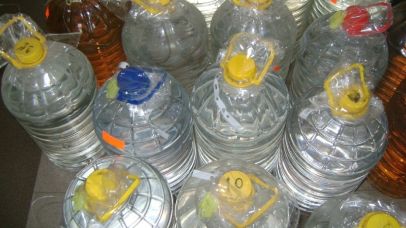 Вчера полицаи открили 100 литра домашна ракия без български акцизен