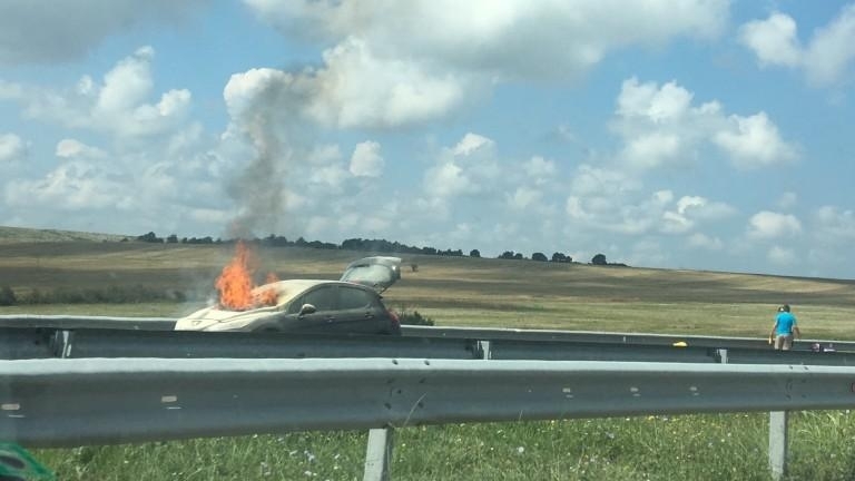 Катастрофирала кола изгоря край Бяла Слатина съобщиха от полицията във