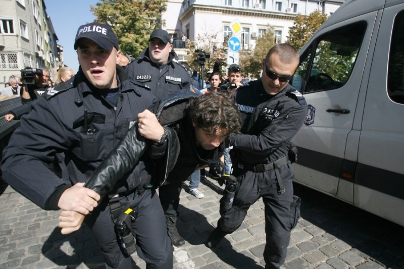 Десетки гневни граждани излязоха на протест пред сградата на Столична