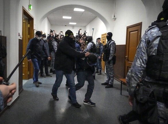 Още трима души са задържани в предварителния арест във връзка