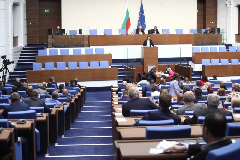 Със спор по новия Закон за Българската народна банка започна