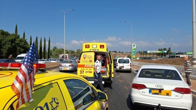 Автомобил се вряза в спирка в Израел, 8 души са ранени /снимки/