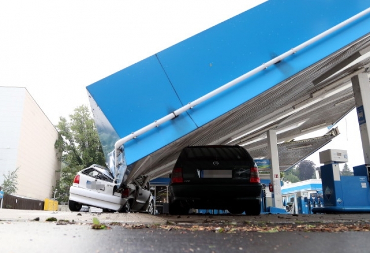 Ураганен вятър срути покрив на бензиностанция Инцидентът е станал в