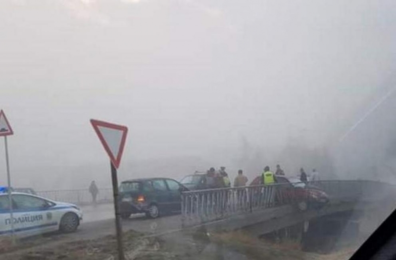 Лек автомобил увисна пробивайки парапета над река Банщица на моста