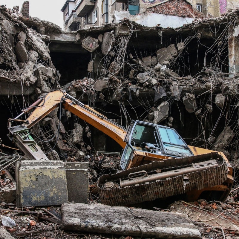 Багерът който буташе къщата на генерал Рачо Петров се е