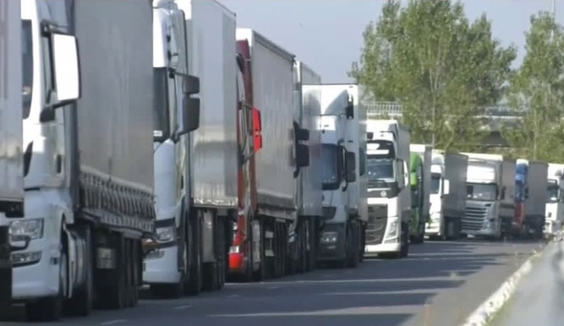 Вече повече от денонощие се извиват километрични опашки от камиони