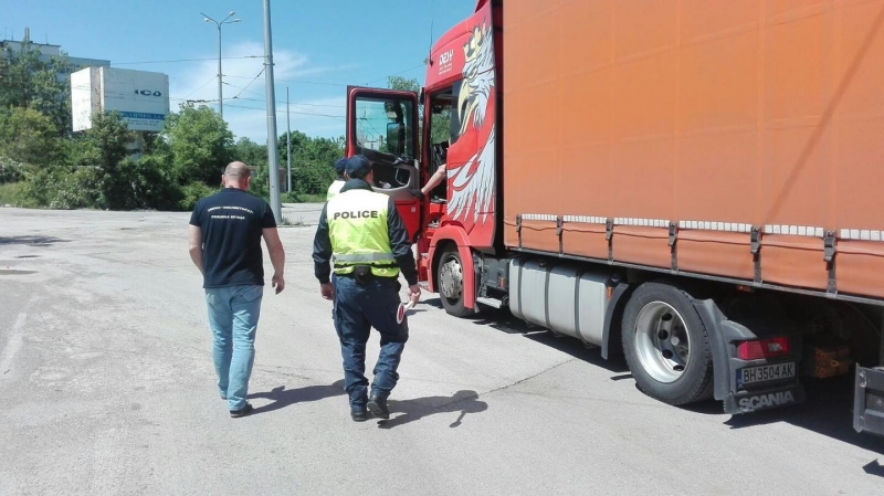 Съвместна акция на Инспектората и полицията срещу преминаващите тирове през