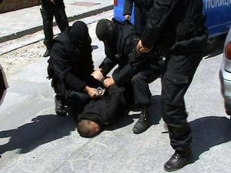 Служители на районното управление в Мездра са заловили мъж от