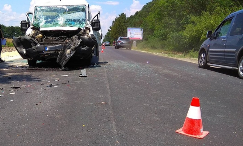 Маршрутка с 13 пътници катастрофира в района на бивши казарми