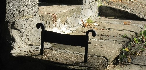 Метална стъргалка за обувки е била открадната от кметството на