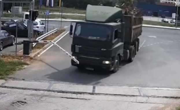 Камион пълен с метални отпадъци помете бариера на жп прелез