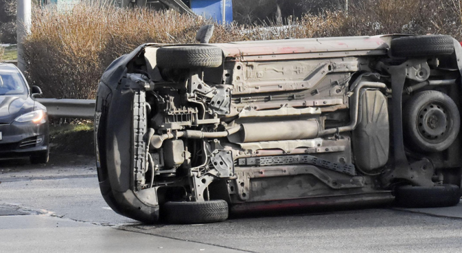 Четири жени са пострадали след като автомобил се е преобърнал