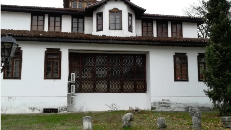 С декоративни решетки ще бъдат затворени трите климатика които са