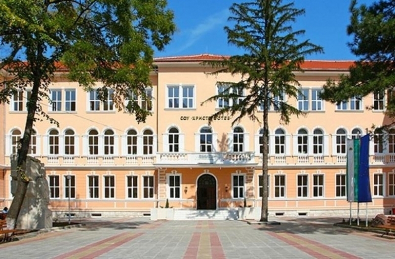 Средно училище Христо Ботев – Враца обявява прием в първи