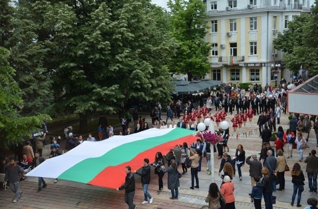 С празнично шествие водено от представителен блок деца спечелили награди