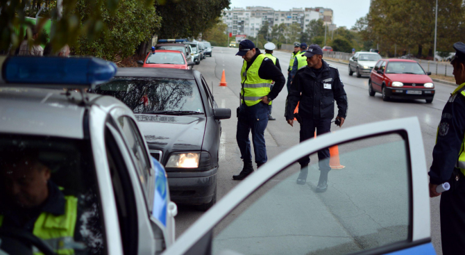 Полицаи заловиха мъж без книжка да юрка кола с фалшиви
