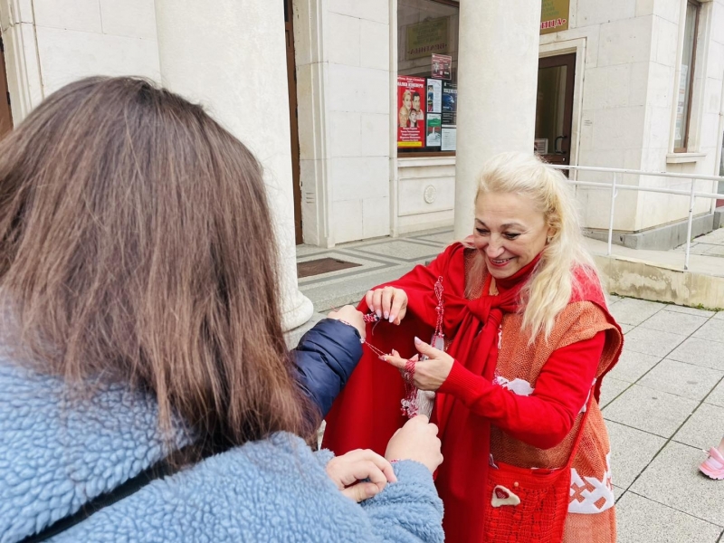Баба Марта раздаде мартенички във Враца В ролята на добрата старица
