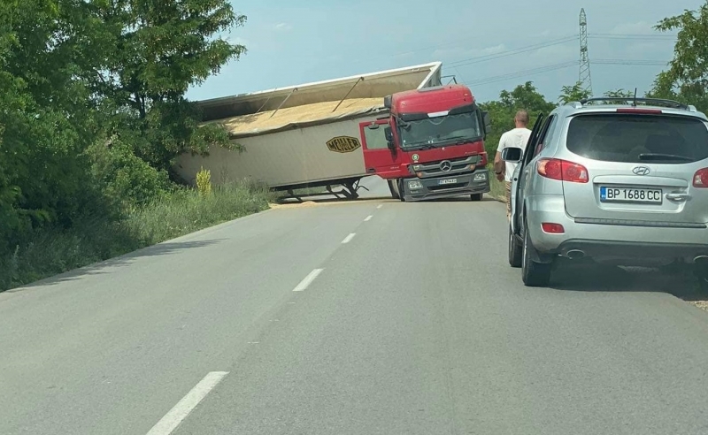 ТИР се обърна преди минути и разпиля товара си от