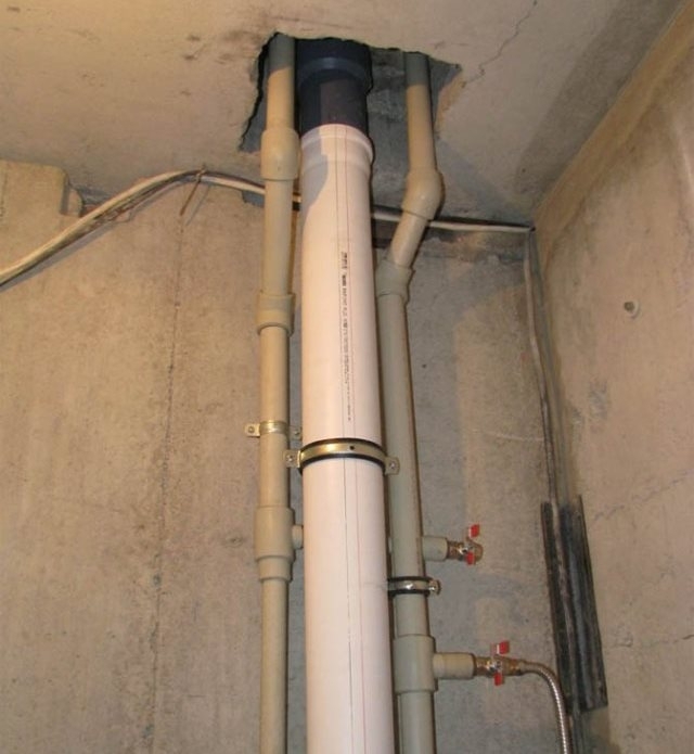 Неизвестен злосторник е отрязъл тръбите за парното на блок във