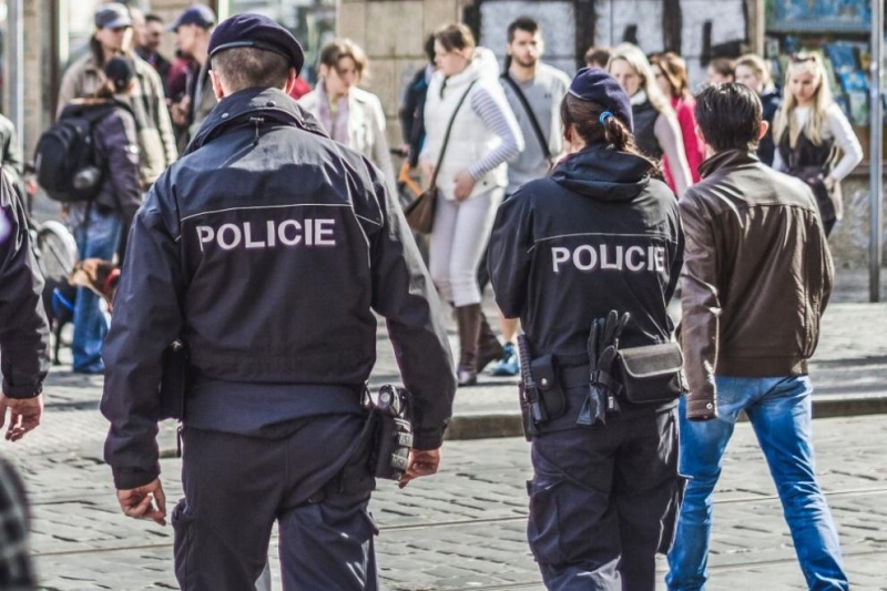 Товарен миниван помете граждани на трамвайна спирка в Шести район